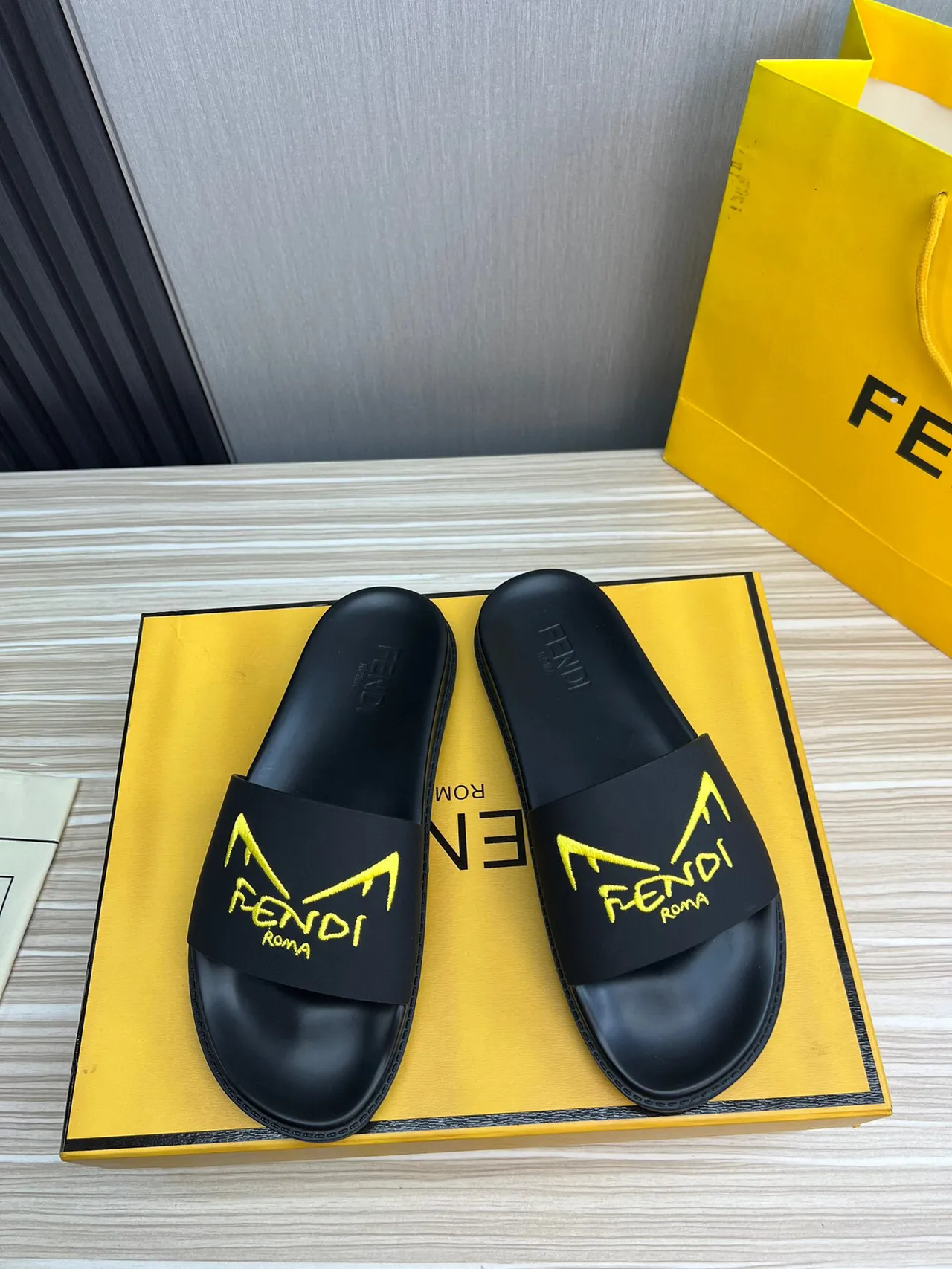 Fendi Noir Jaune Construction en Caoutchouc Moulé Logo Brodé Sangle Sandales 3