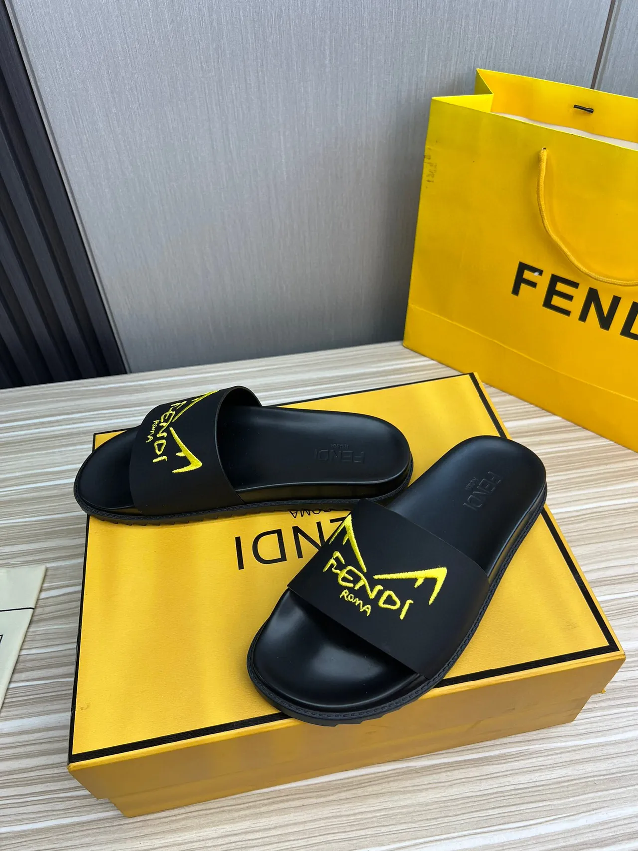 Fendi Noir Jaune Construction en Caoutchouc Moulé Logo Brodé Sangle Sandales 4