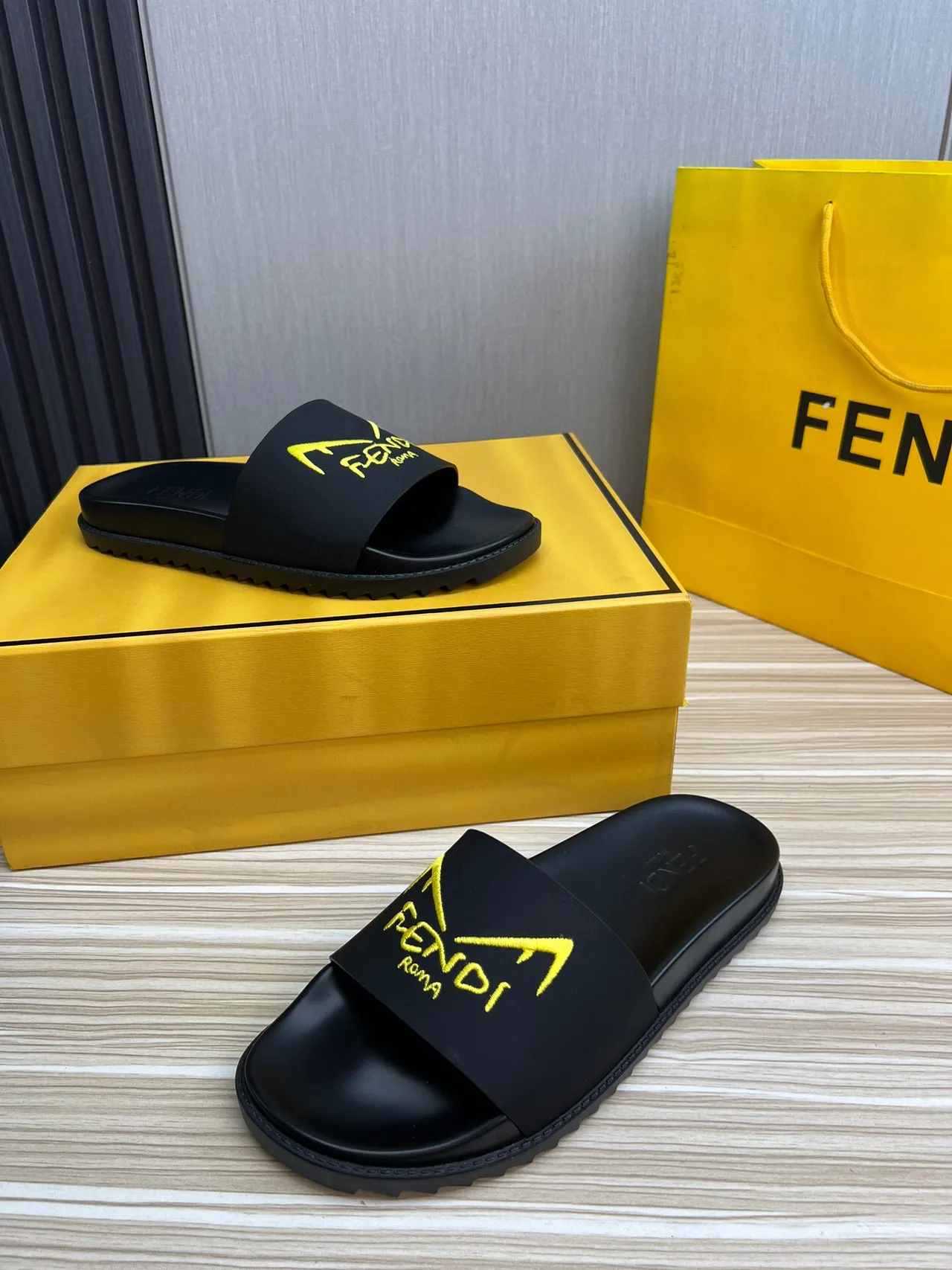 Fendi Noir Jaune Construction en Caoutchouc Moulé Logo Brodé Sangle Sandales 5