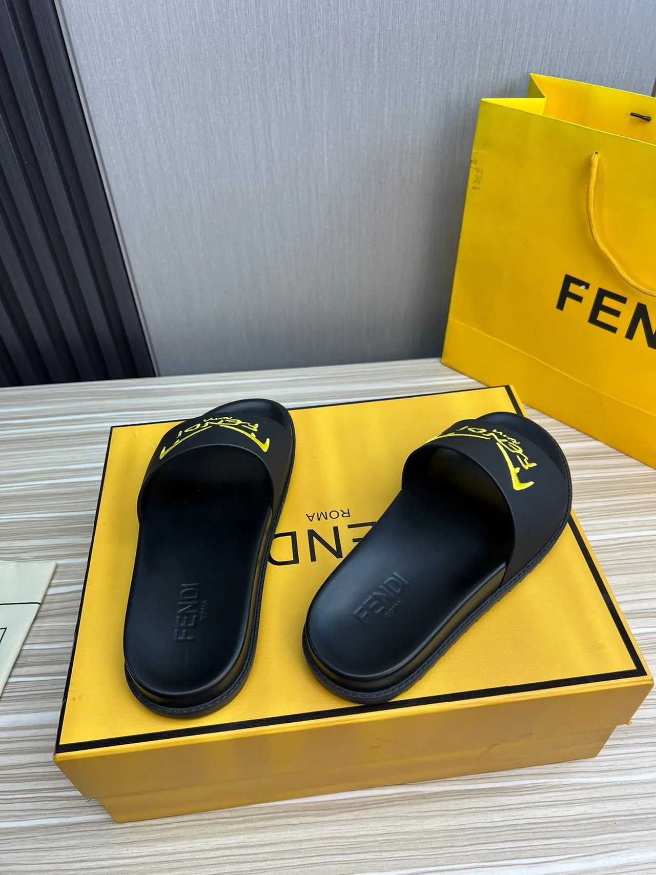 Fendi Noir Jaune Construction en Caoutchouc Moulé Logo Brodé Sangle Sandales 6