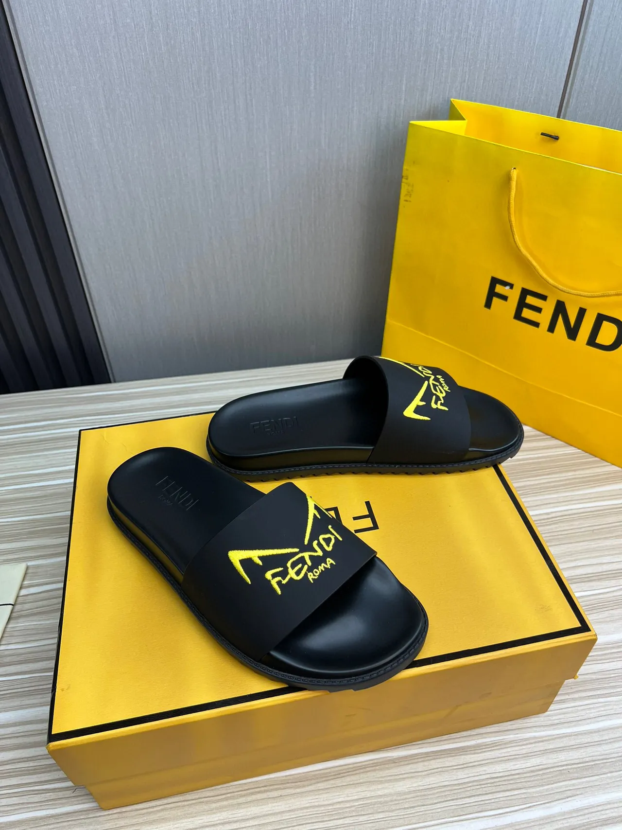 Fendi Noir Jaune Construction en Caoutchouc Moulé Logo Brodé Sangle Sandales 7
