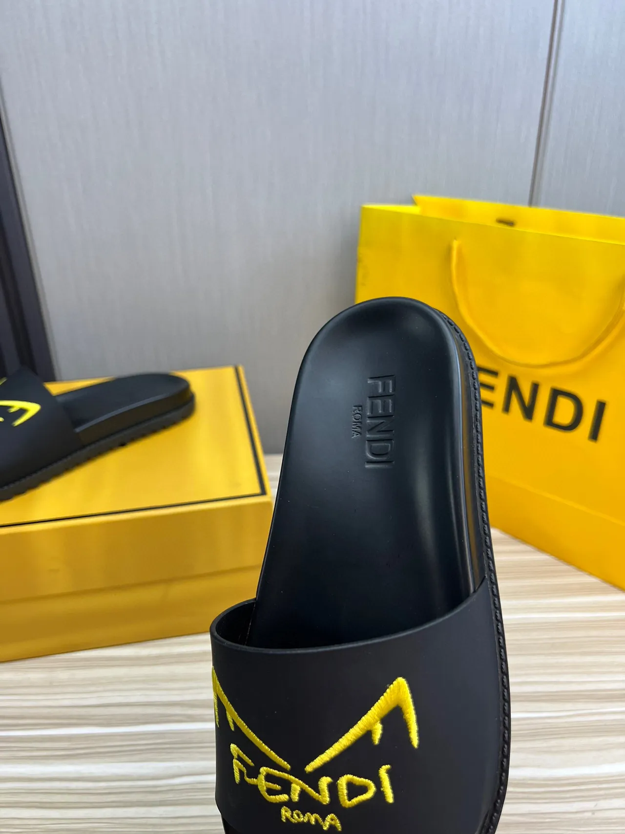 Fendi Noir Jaune Construction en Caoutchouc Moulé Logo Brodé Sangle Sandales 8