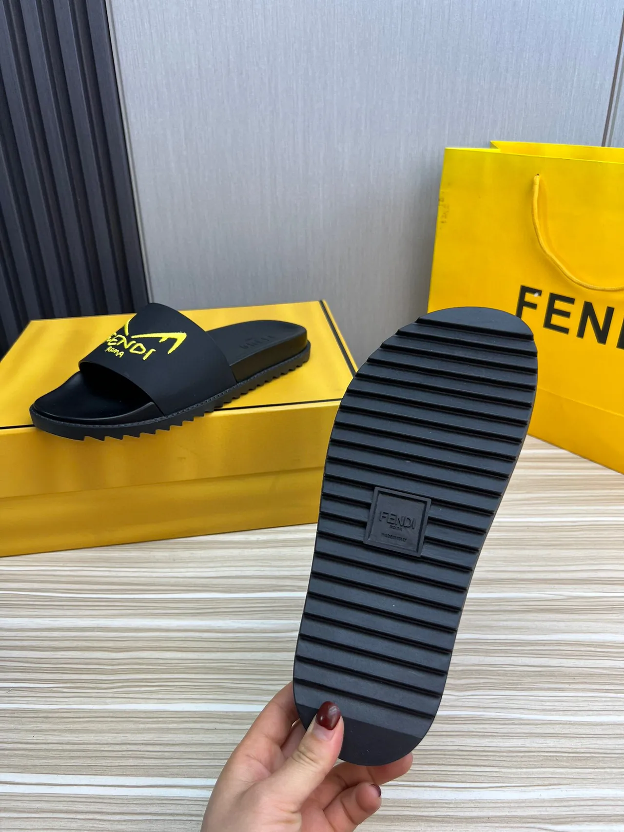 Fendi Noir Jaune Construction en Caoutchouc Moulé Logo Brodé Sangle Sandales 9
