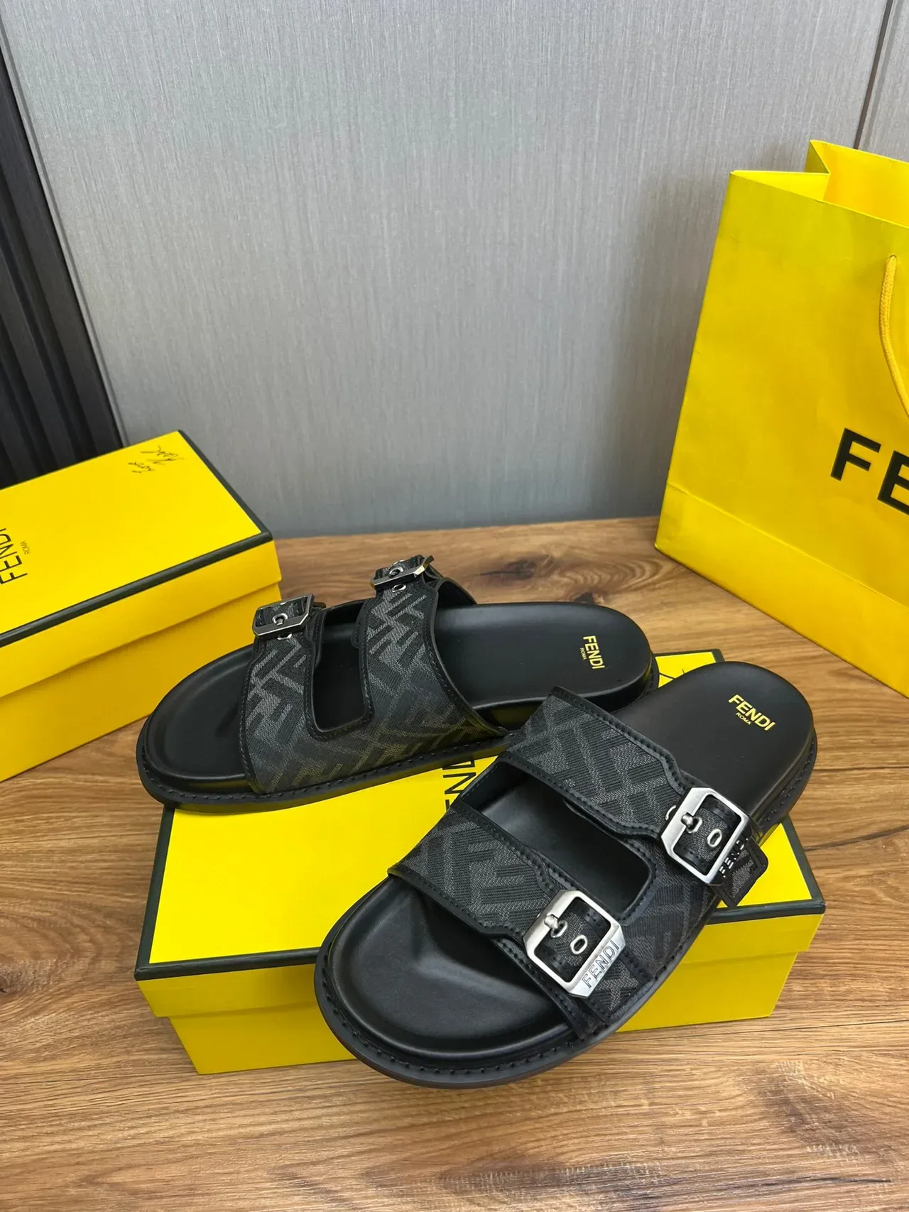 Fendi Sandales Noires à Double Boucle FF Monogram 4