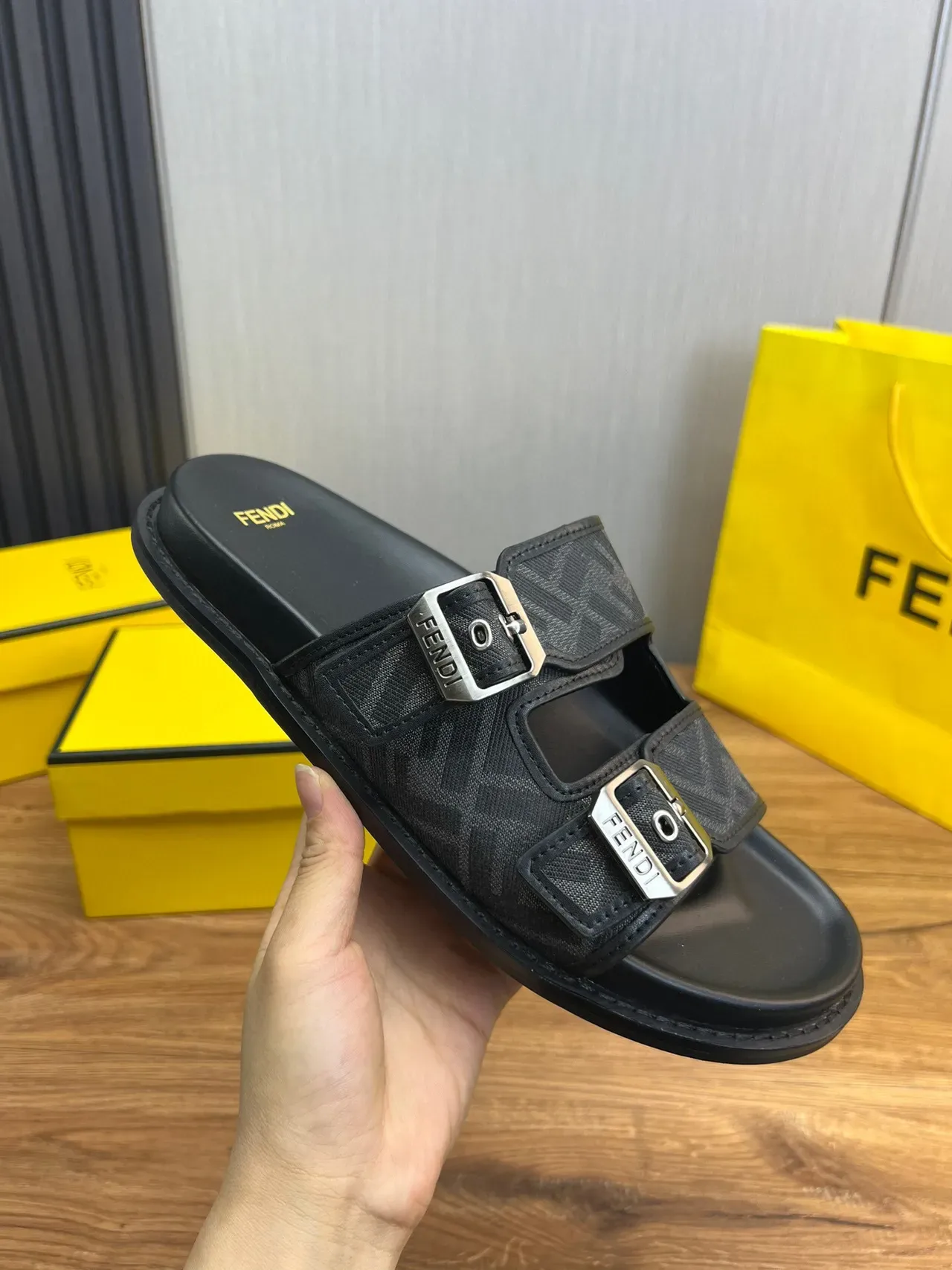 Fendi Sandales Noires à Double Boucle FF Monogram 5
