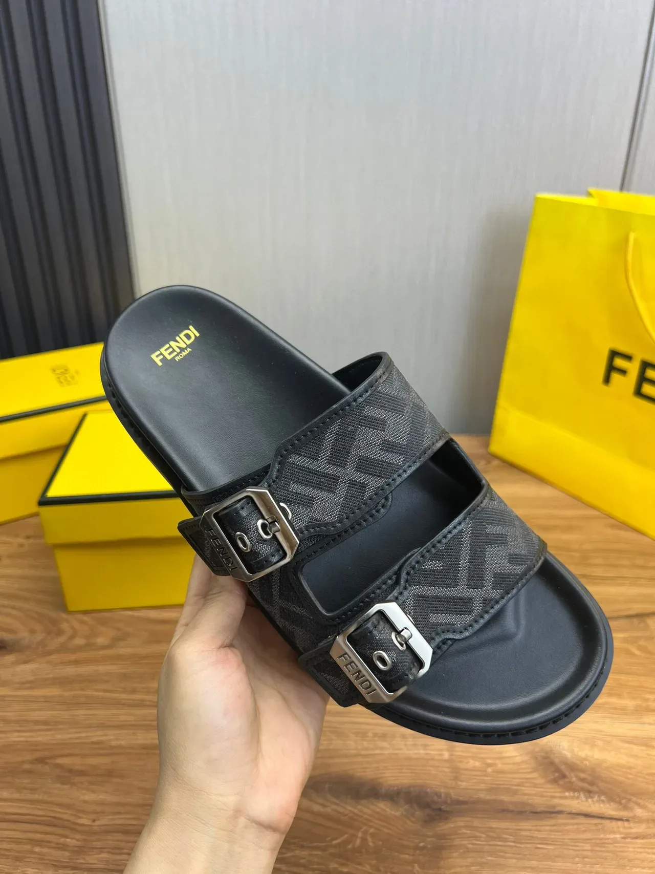 Fendi Sandales Noires à Double Boucle FF Monogram 8