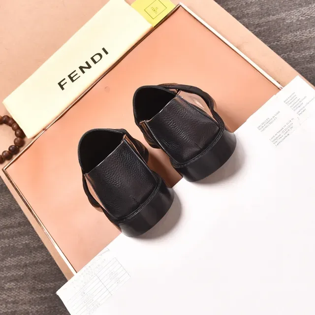 Fendi FF Logo Mocassin Noir Cuir Patent et Cuir Granulé 5
