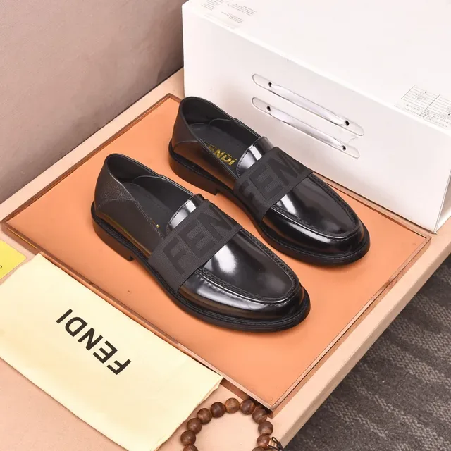 Fendi FF Logo Mocassin Noir Cuir Patent et Cuir Granulé 9