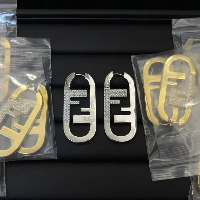 Boucles d'oreilles Fendi FF Logo Pavé Crystal Doré à Charnière 2
