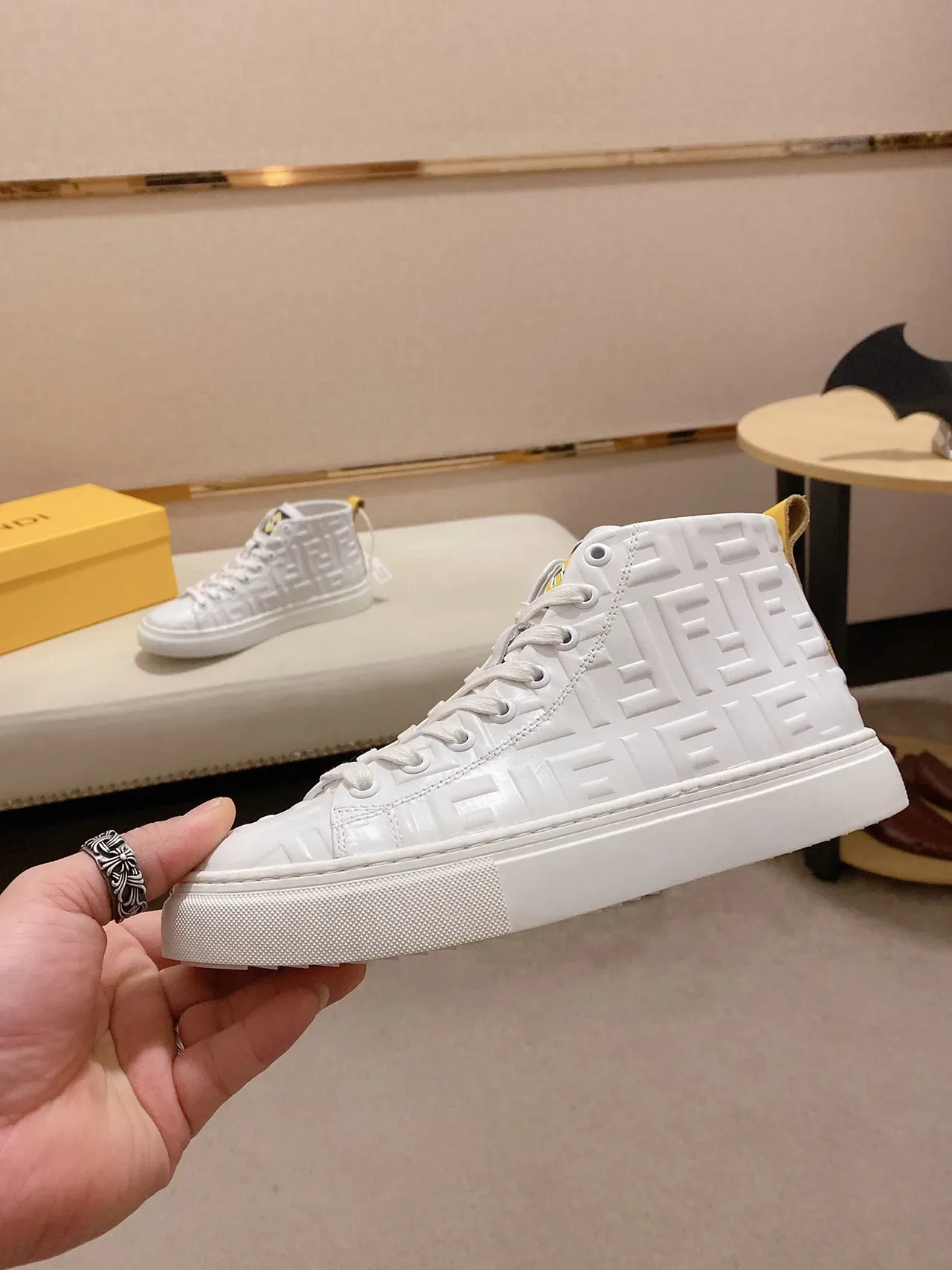 Fendi FF Monogram Tênis Lifestyle Branco High-Top 5