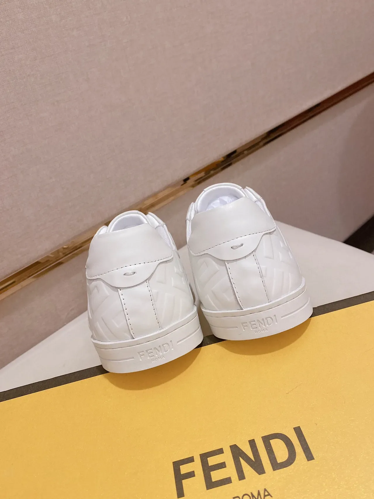 Fendi FF Monogram Sneakers Lifestyle en Cuir Blanc 3