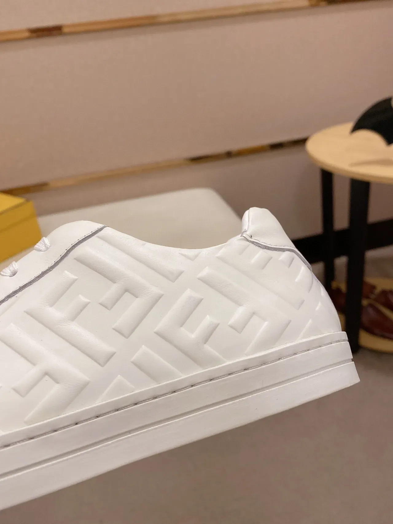 Fendi FF Monogram Sneakers Lifestyle en Cuir Blanc 4