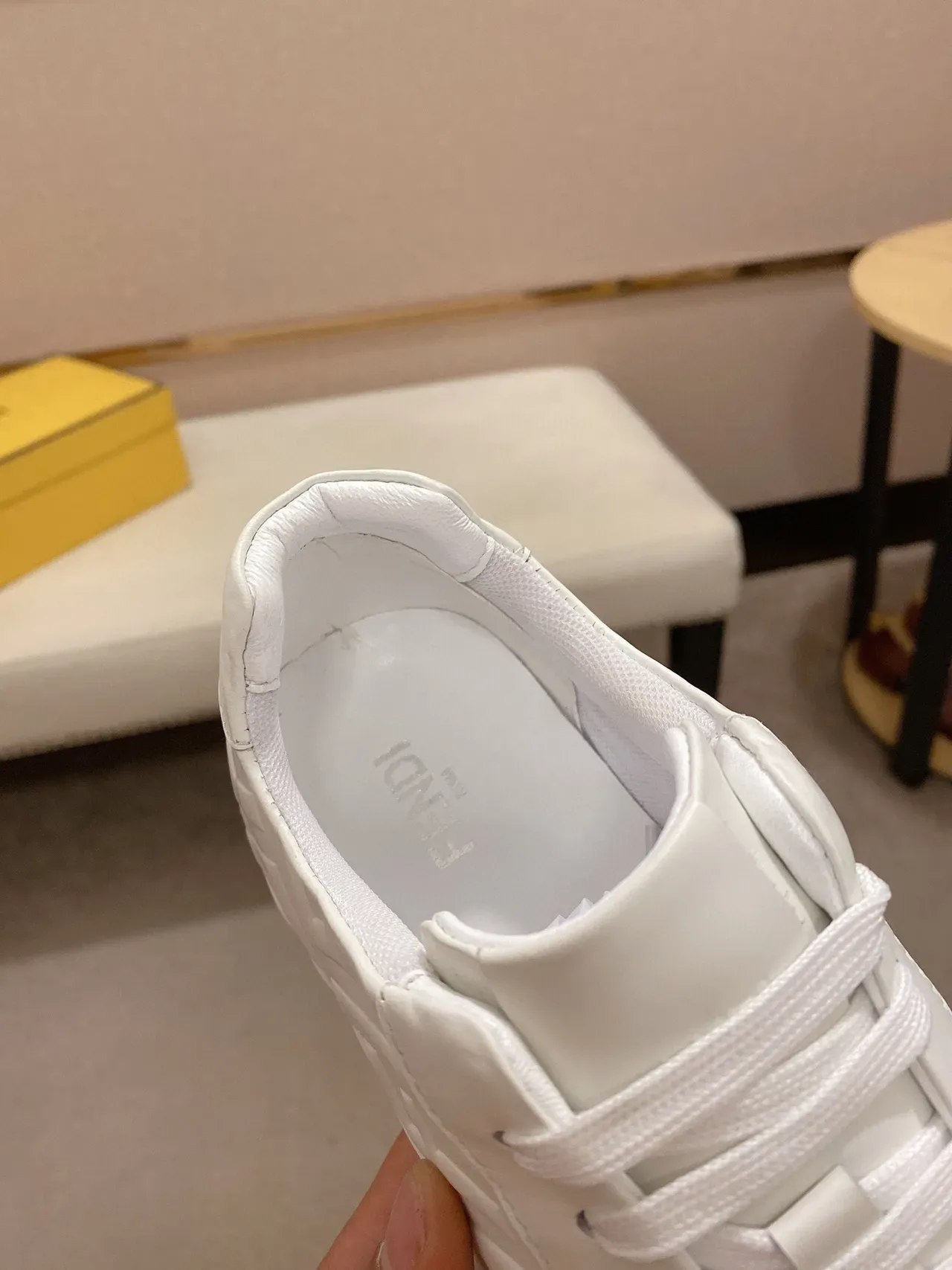 Fendi FF Monogram Sneakers Lifestyle en Cuir Blanc 5