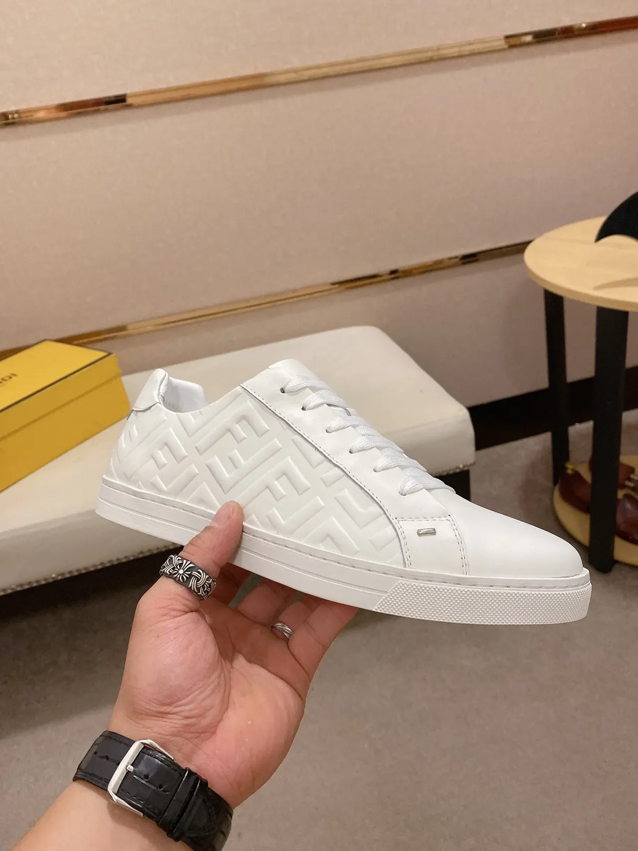Fendi FF Monogram Sneakers Lifestyle en Cuir Blanc 7