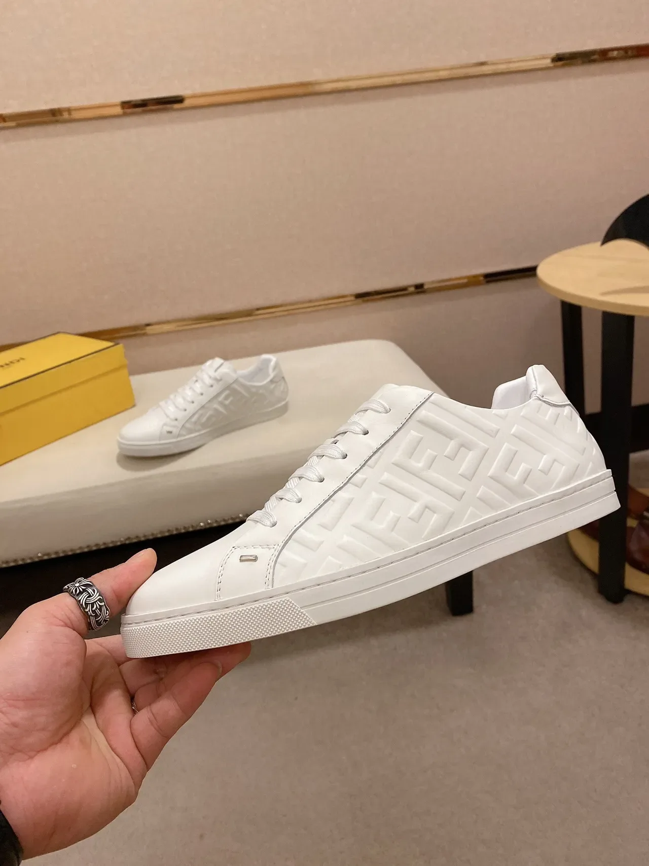 Fendi FF Monogram Sneakers Lifestyle en Cuir Blanc 8