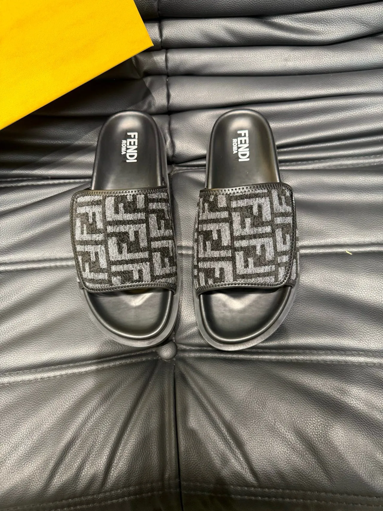 Fendi FF Slide أسود و رمادي Monogram نعال 2