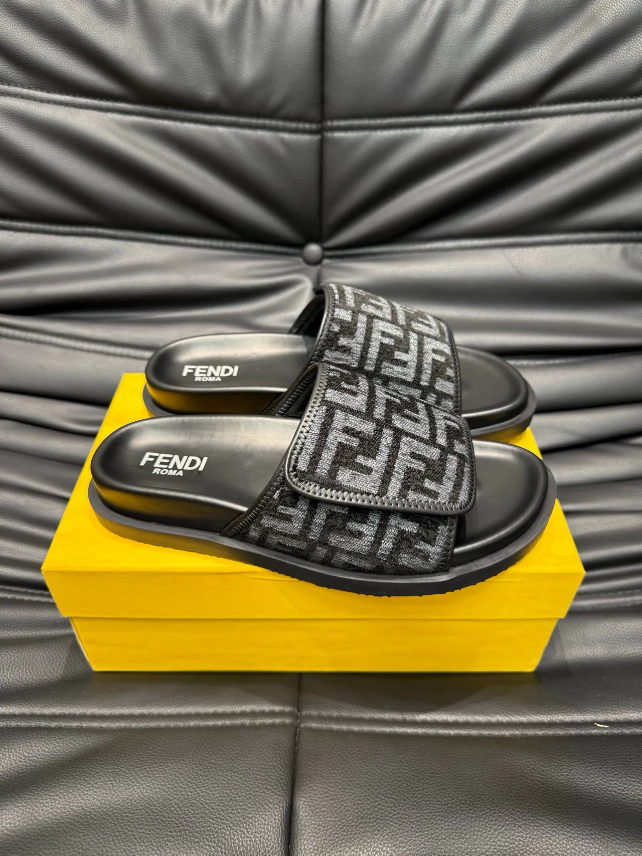 Fendi FF Slide أسود و رمادي Monogram نعال 4