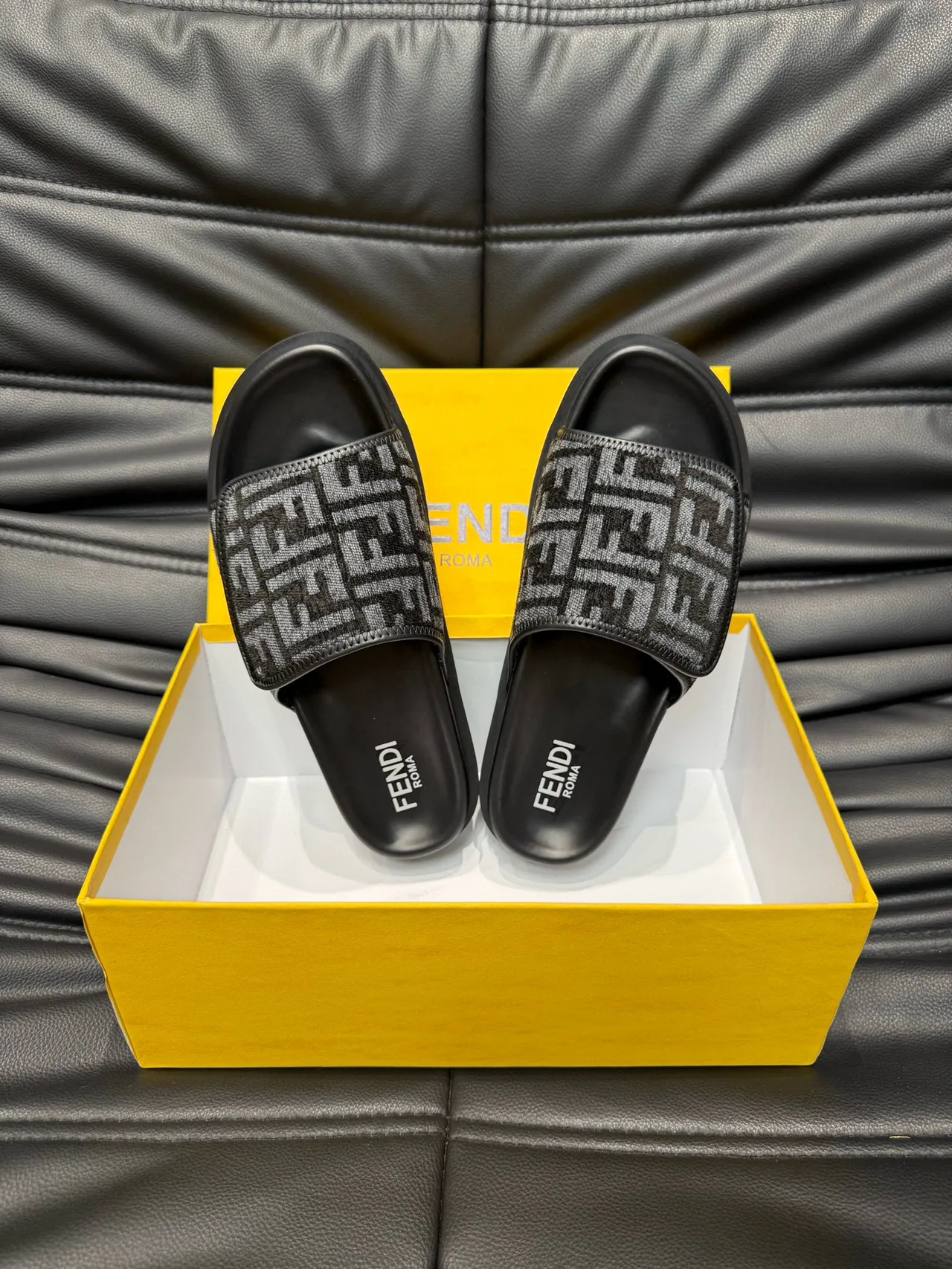 Fendi FF Slide أسود و رمادي Monogram نعال 5