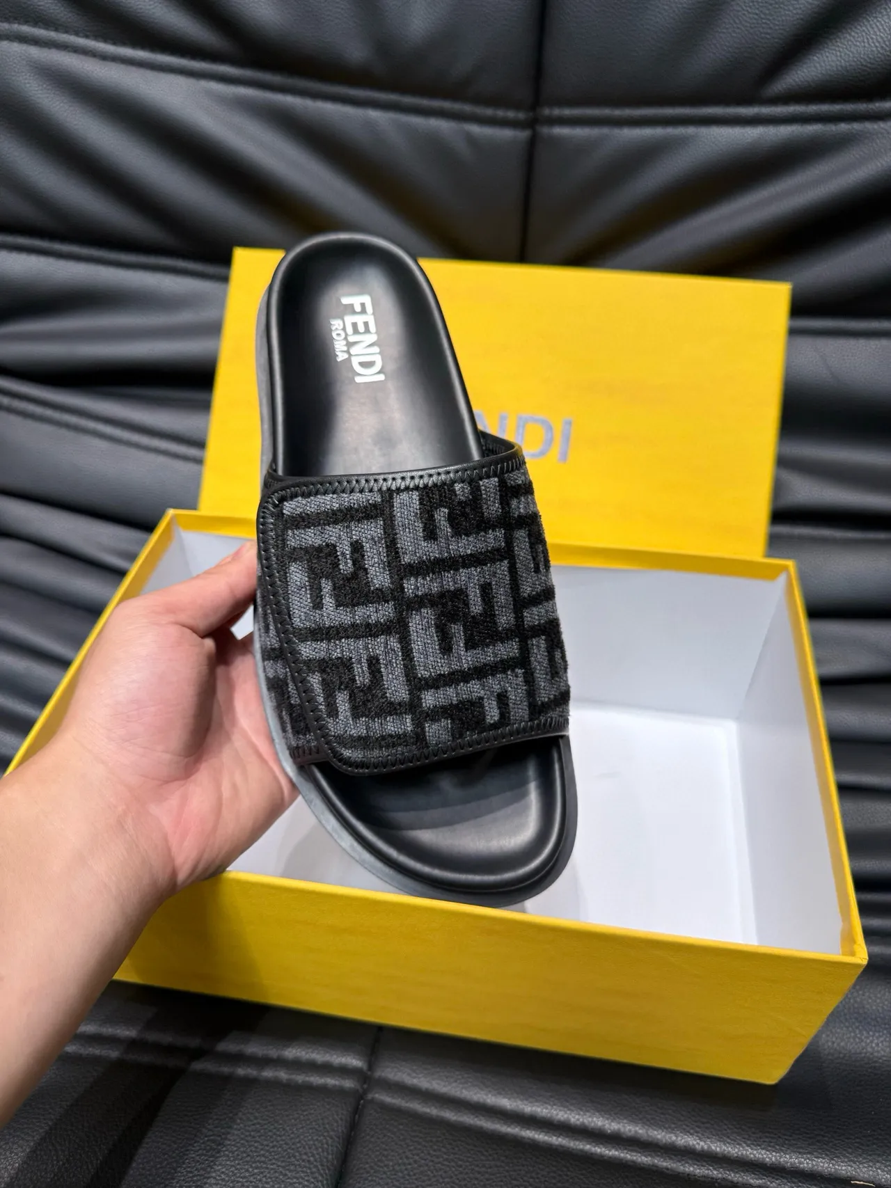 Fendi FF Slide أسود و رمادي Monogram نعال 7