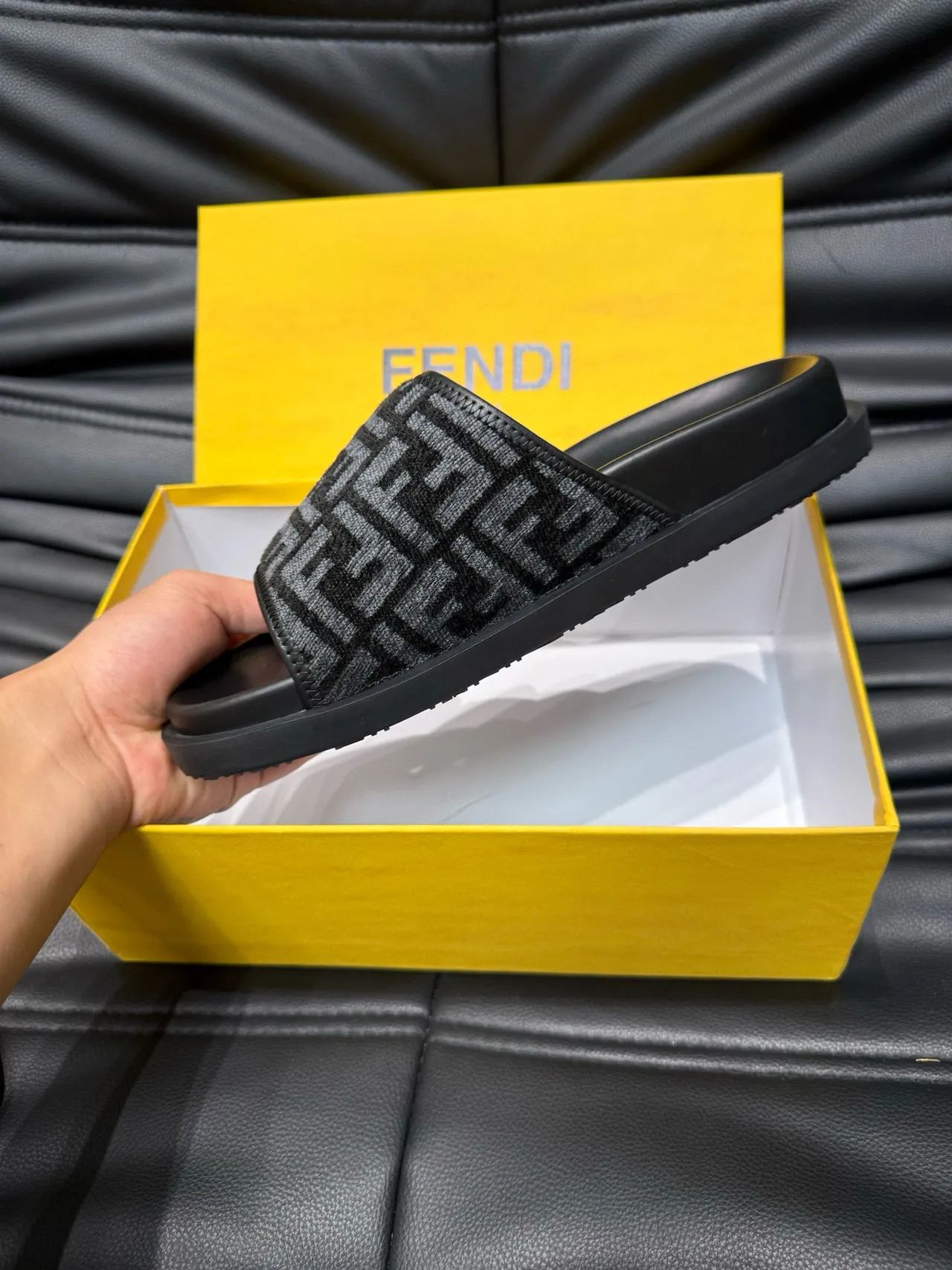 Fendi FF Slide أسود و رمادي Monogram نعال 8
