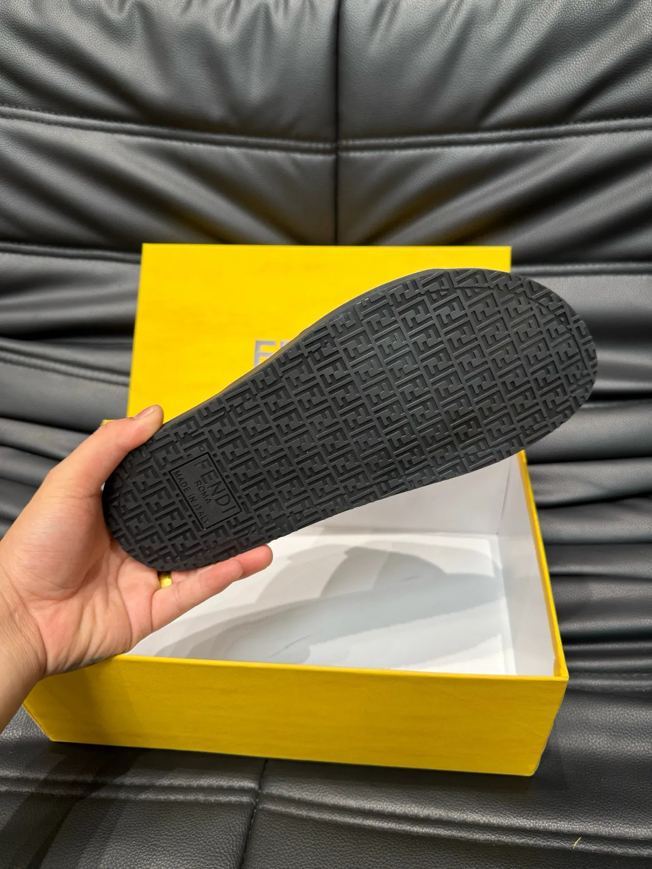 Fendi FF Slide أسود و رمادي Monogram نعال 9