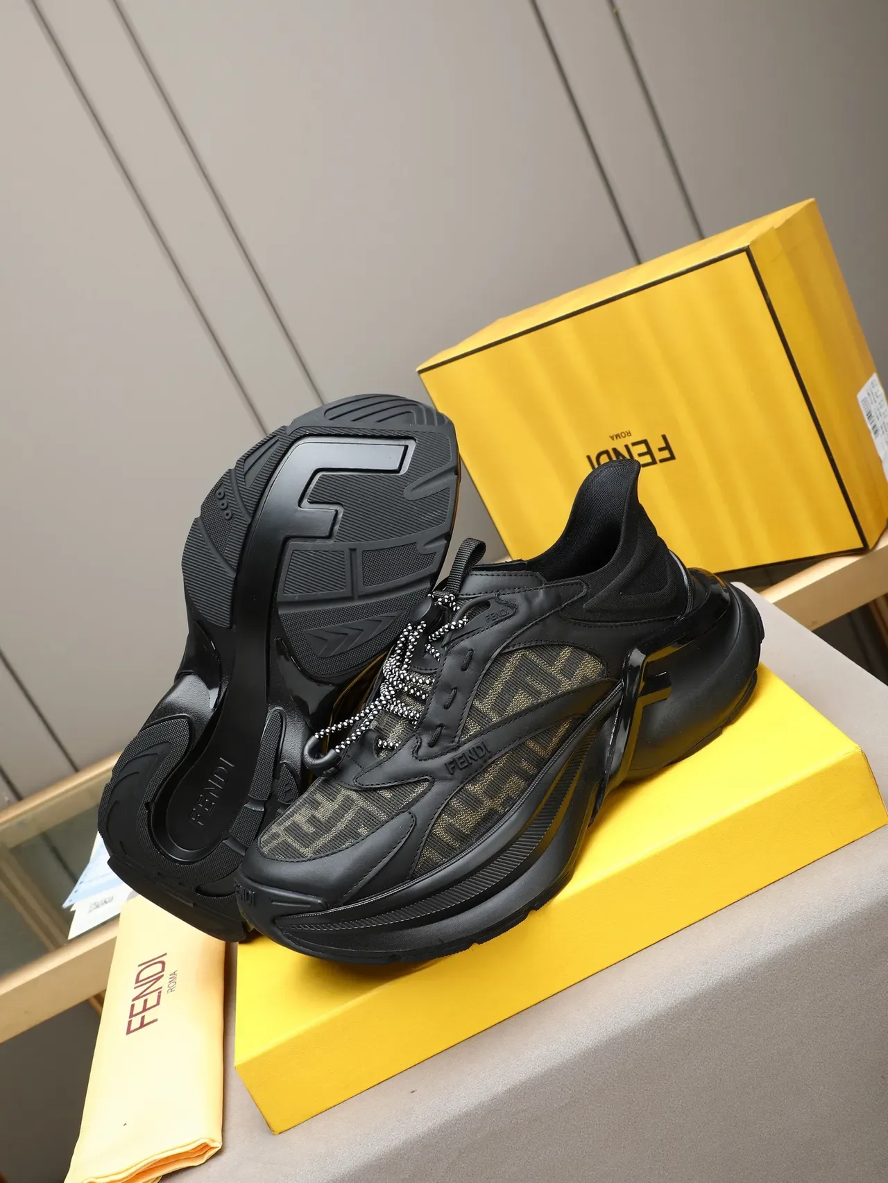 Fendi First Zapatillas negras con suela beige FF Monogram malla chunky 4