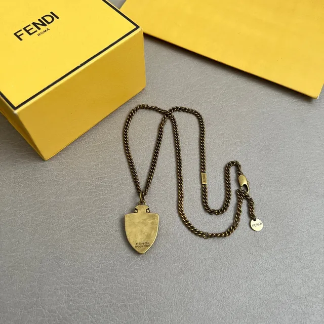 Collier Fendi Bouclier Laiton antique logo FF entrelacé 2