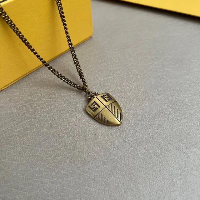 Collier Fendi Bouclier Laiton antique logo FF entrelacé 3