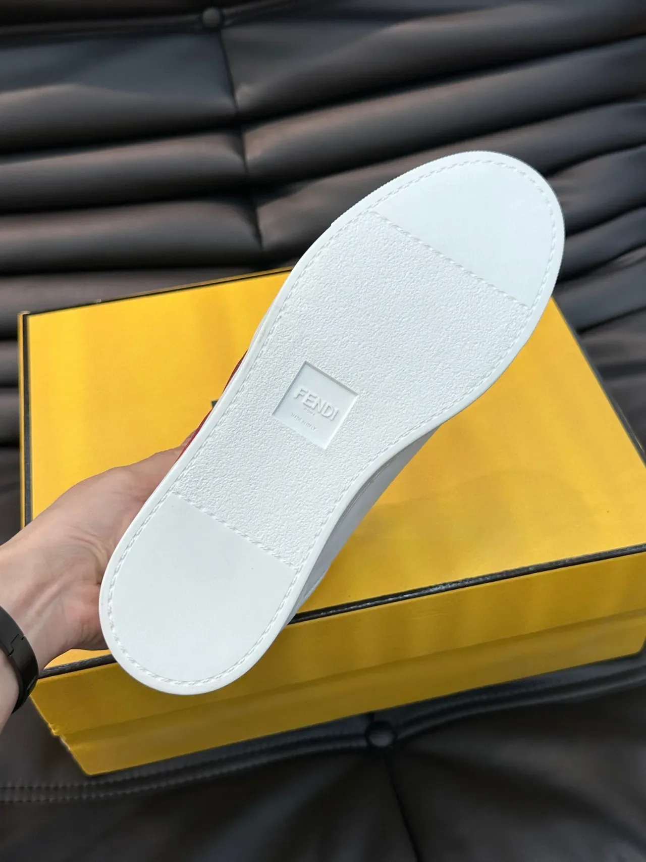 Fendi حذاء لايف ستايل أبيض وأحمر جلد أعلى مع شريط جانبي 2