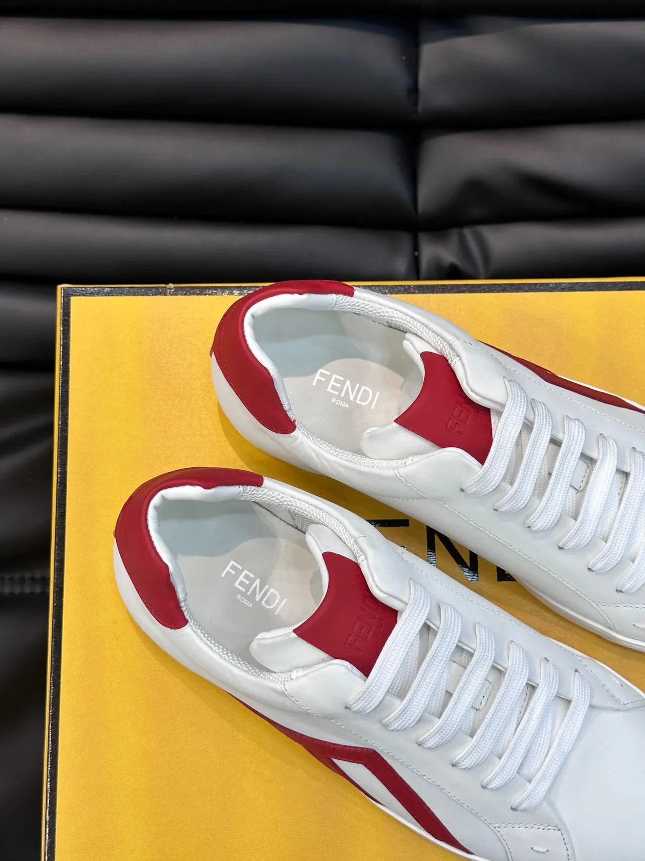 Fendi حذاء لايف ستايل أبيض وأحمر جلد أعلى مع شريط جانبي 3