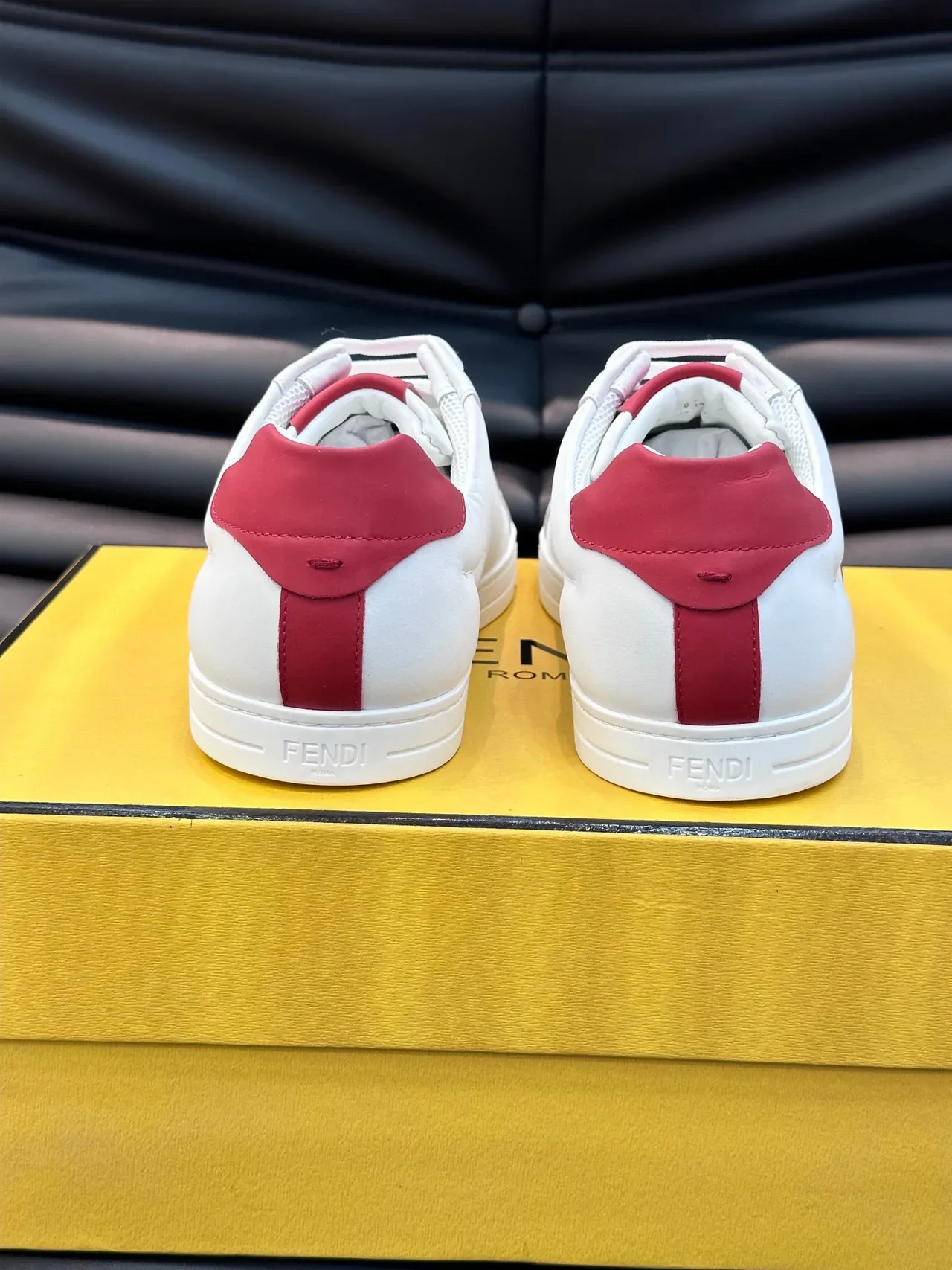 Fendi حذاء لايف ستايل أبيض وأحمر جلد أعلى مع شريط جانبي 7