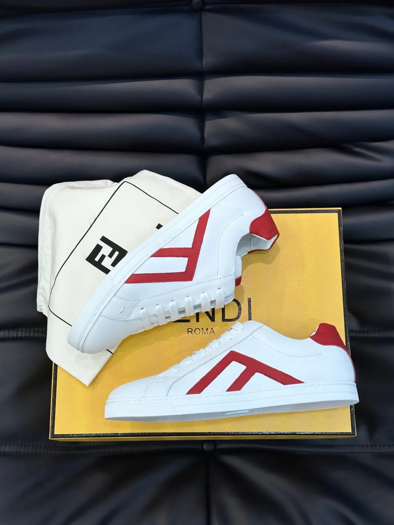 Fendi حذاء لايف ستايل أبيض وأحمر جلد أعلى مع شريط جانبي 9