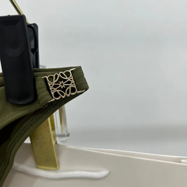Biquíni verde exército dourado, top halter triangular, tiras cruzadas na barriga, maiô de banho 2