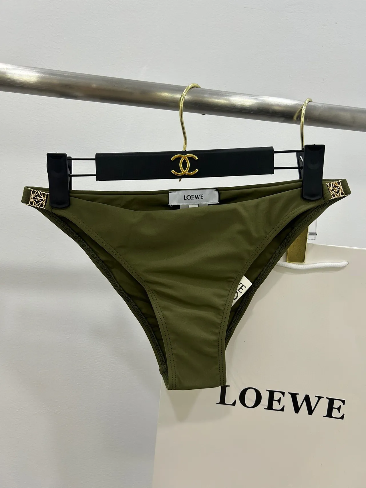 Biquíni verde exército dourado, top halter triangular, tiras cruzadas na barriga, maiô de banho 4