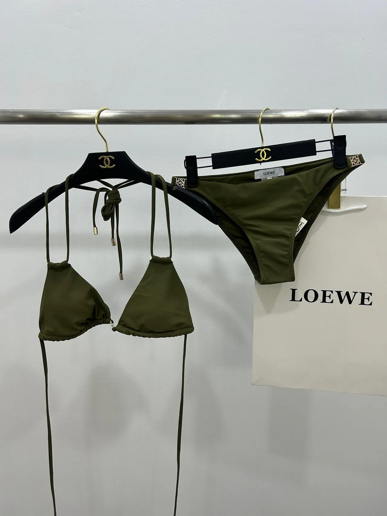 Biquíni verde exército dourado, top halter triangular, tiras cruzadas na barriga, maiô de banho 5