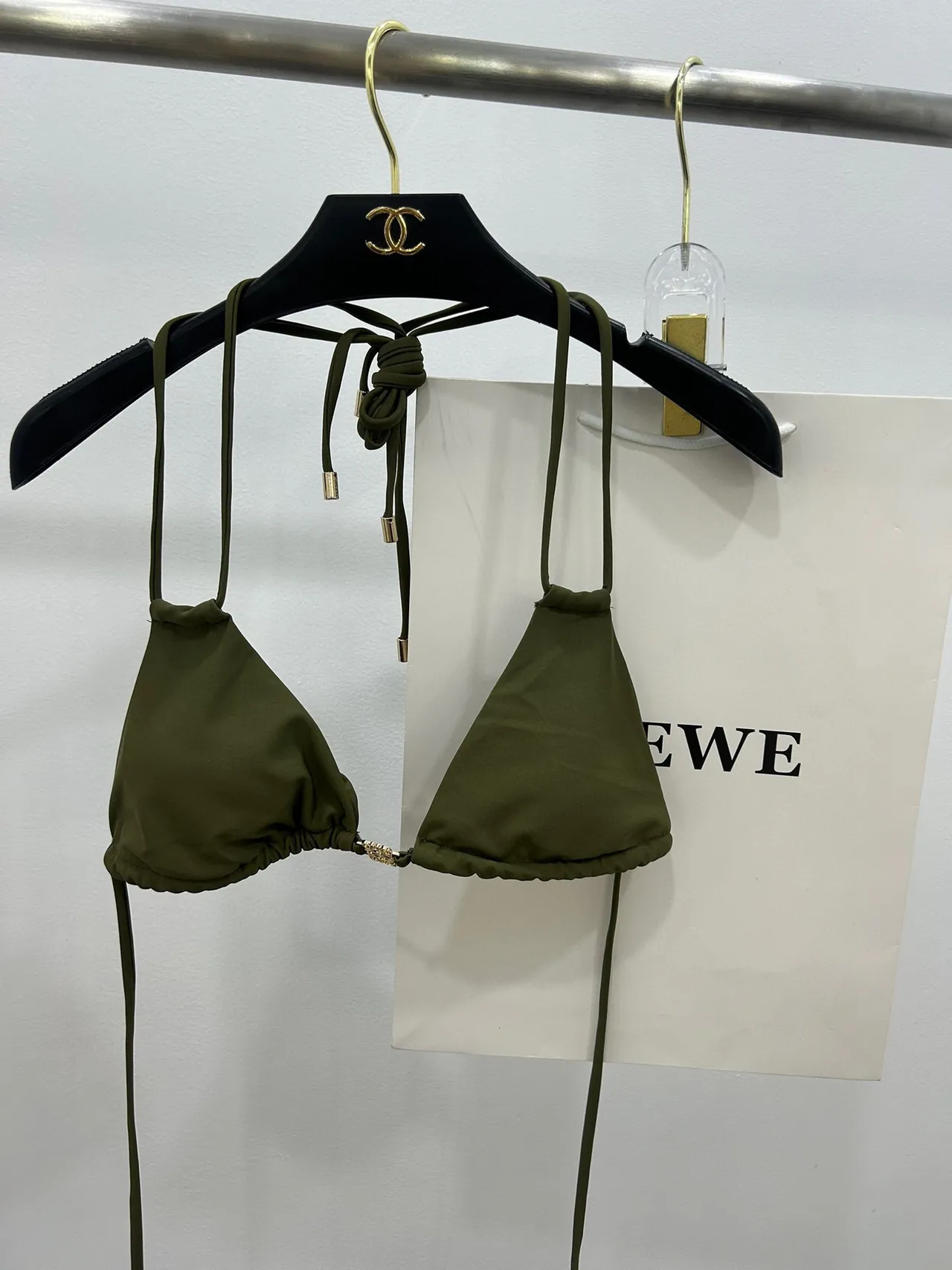 Biquíni verde exército dourado, top halter triangular, tiras cruzadas na barriga, maiô de banho 7