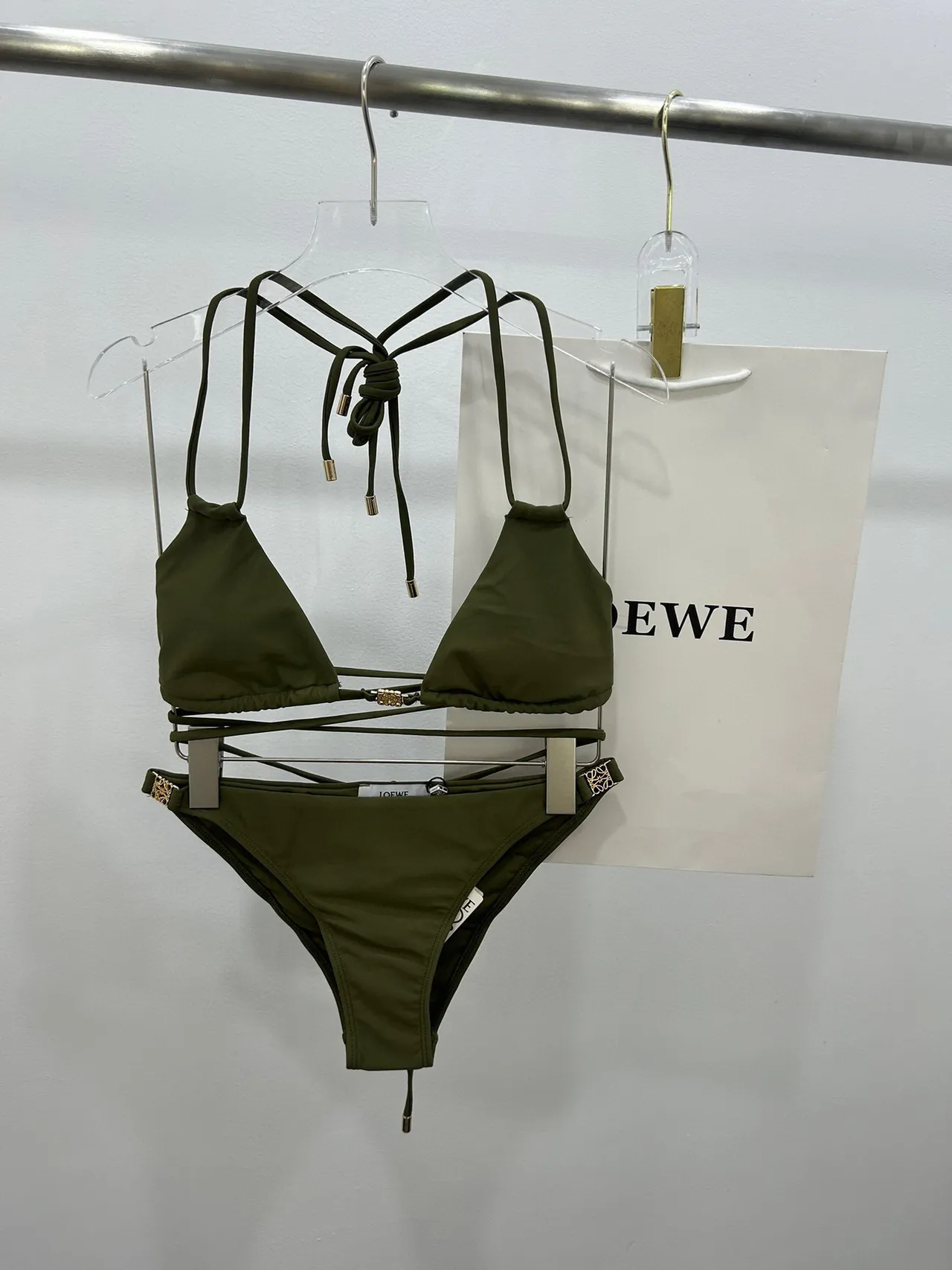 Biquíni verde exército dourado, top halter triangular, tiras cruzadas na barriga, maiô de banho 8