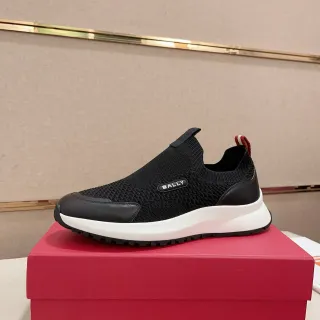 BALLY Tênis lifestyle pretos e brancos com upper em tricô, construção slip-on