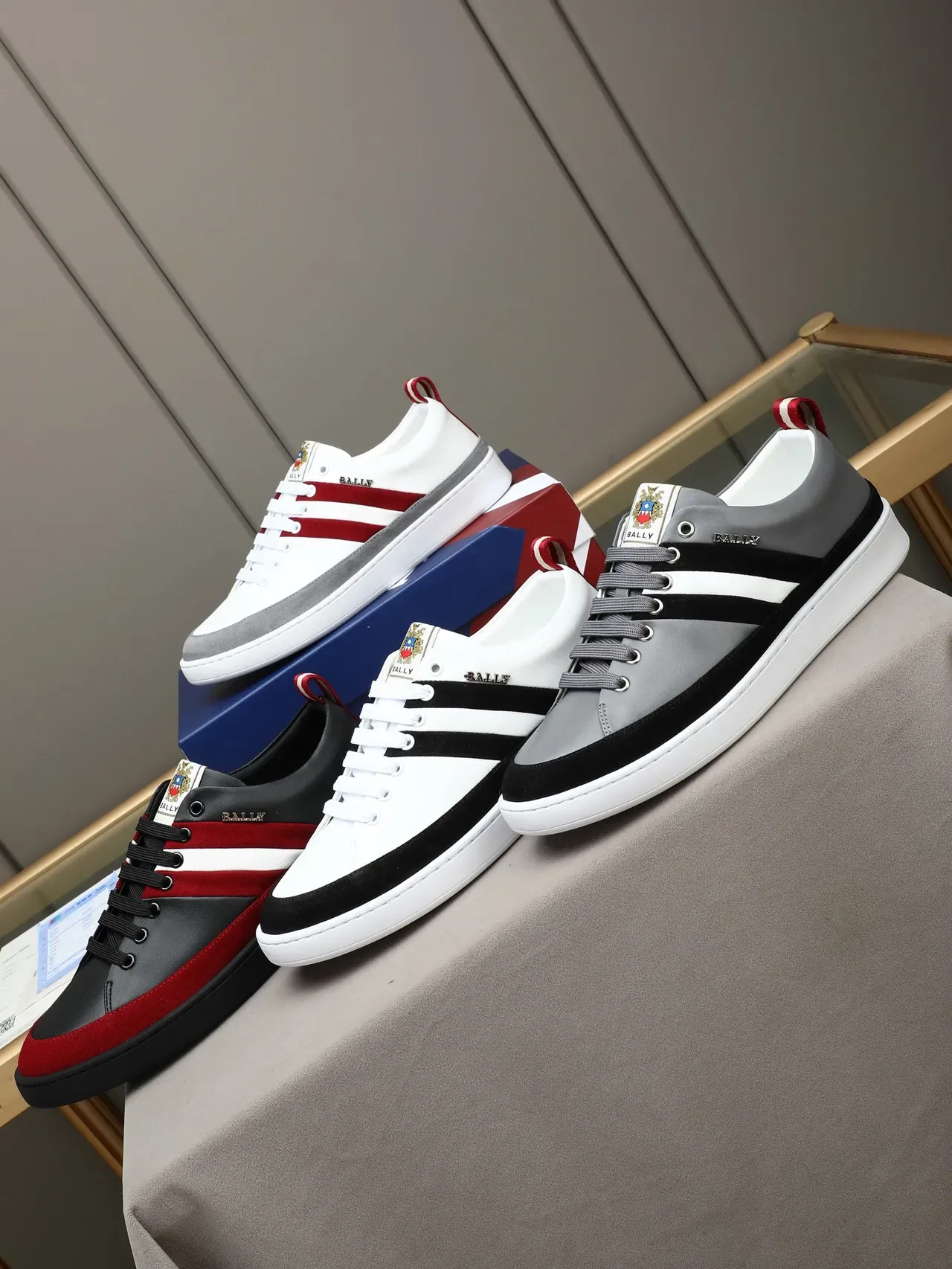 Bally Sneakers Lifestyle Blancs Rouges Cuir Supérieur Rayures Daim 2