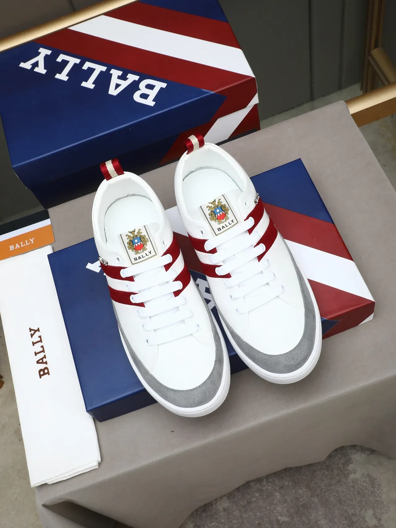 Bally Sneakers Lifestyle Blancs Rouges Cuir Supérieur Rayures Daim 3