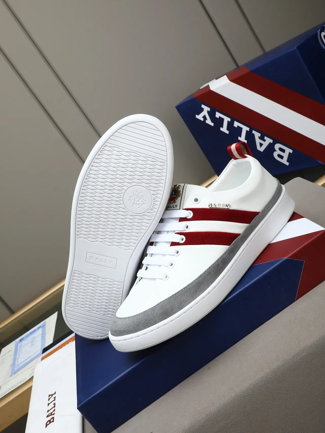 Bally Sneakers Lifestyle Blancs Rouges Cuir Supérieur Rayures Daim 5