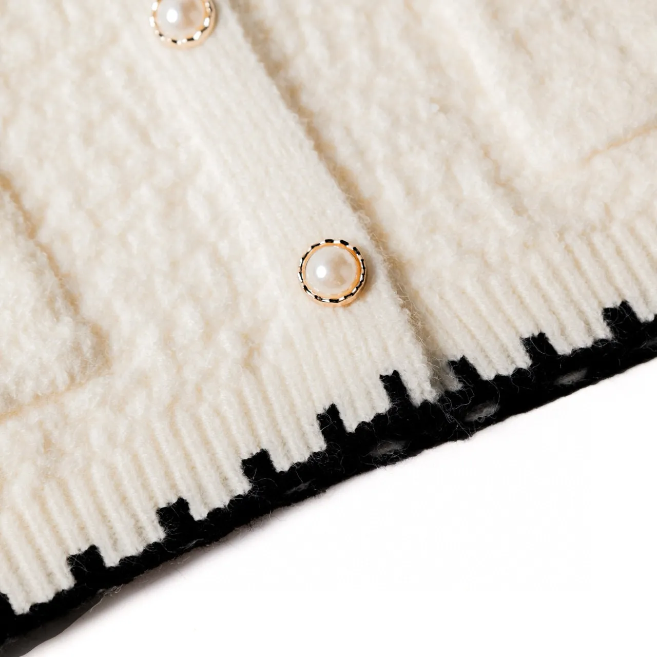 Cárdigan Beige y Negro con Textura de Punto y Cuello Peter Pan 17