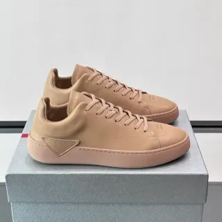 أحذية سنيكرز lifestyle بيج مينيمالية جلدية low top
