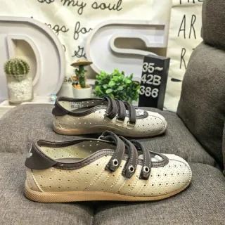 Sapatos casuais bege perfurados de três tiras