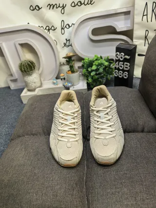 Black and Tan Low-Top Lace-Up Lifestyle Sneakers 20