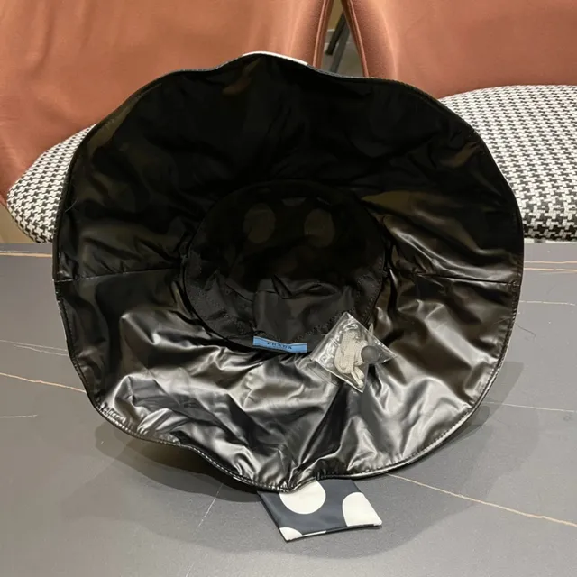Chapeau bucket noir et blanc à pois, souple 11