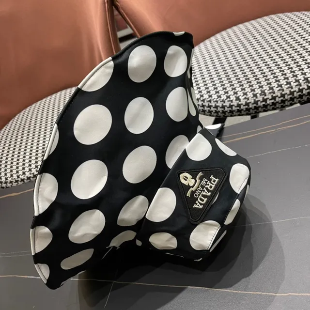 Chapeau bucket noir et blanc à pois, souple 12