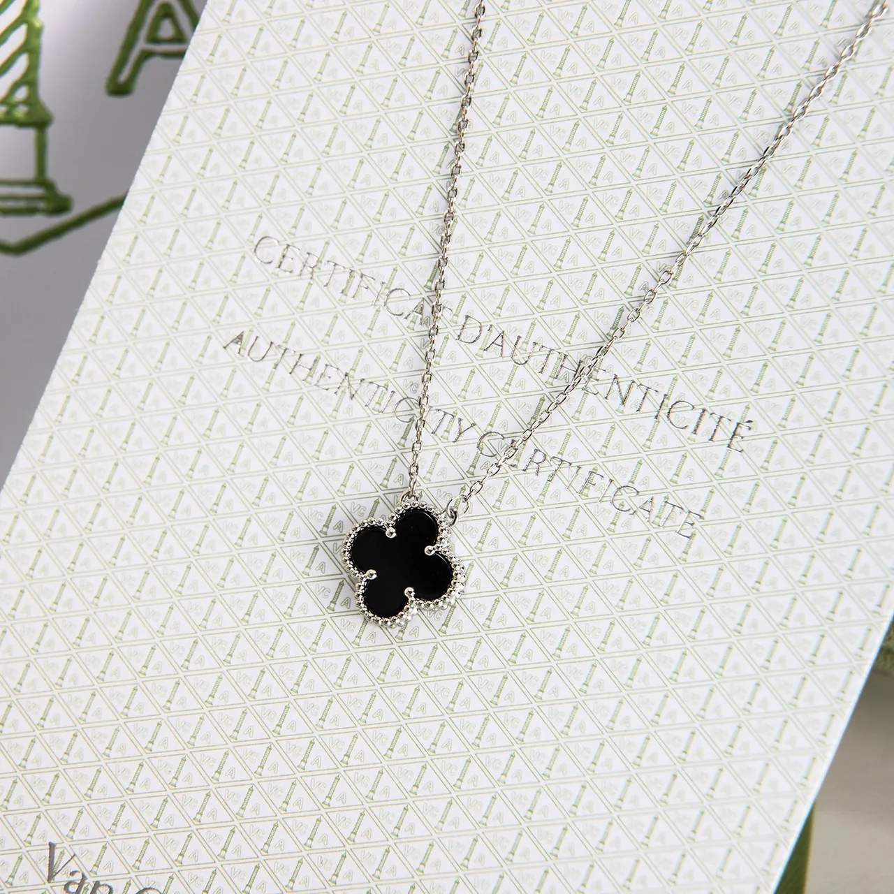 Black Gold Clover-Shaped Pendant Stone Necklace 3
