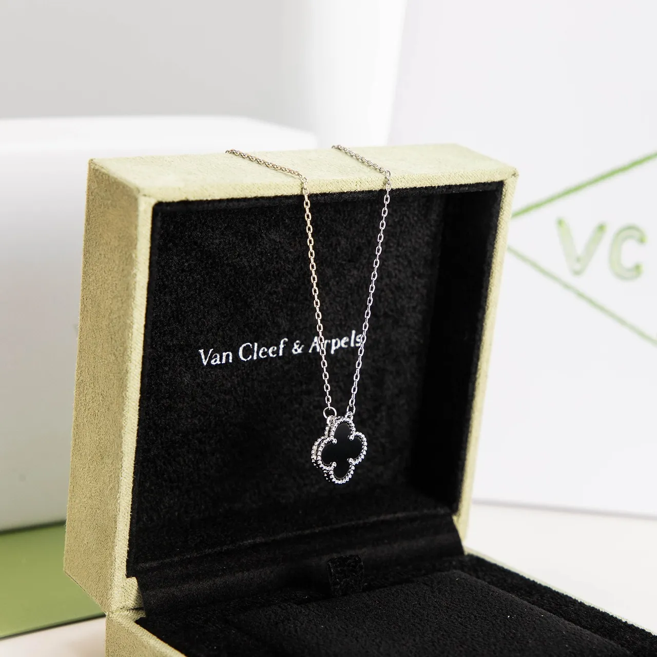 Black Gold Clover-Shaped Pendant Stone Necklace 6