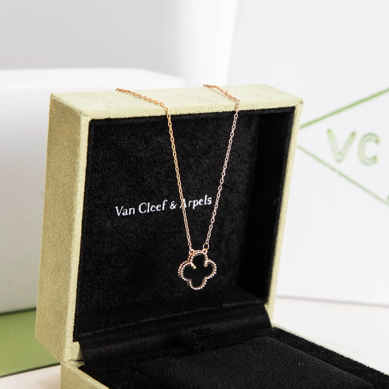Black Gold Clover-Shaped Pendant Stone Necklace 7